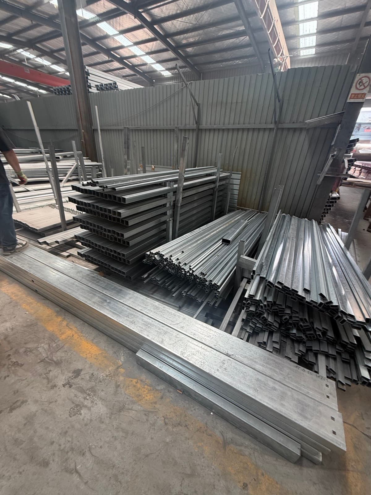 Vật tư và bán thành phẩm