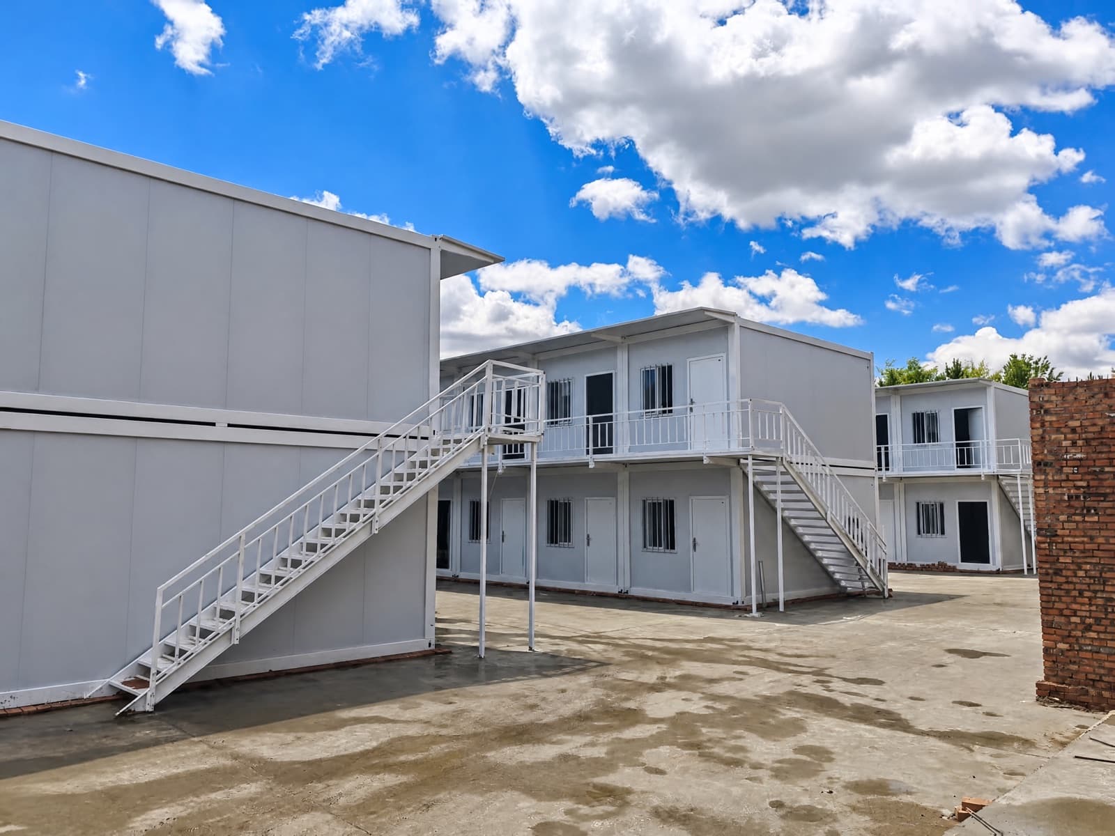 Nhà container hai tầng ngoài bãi