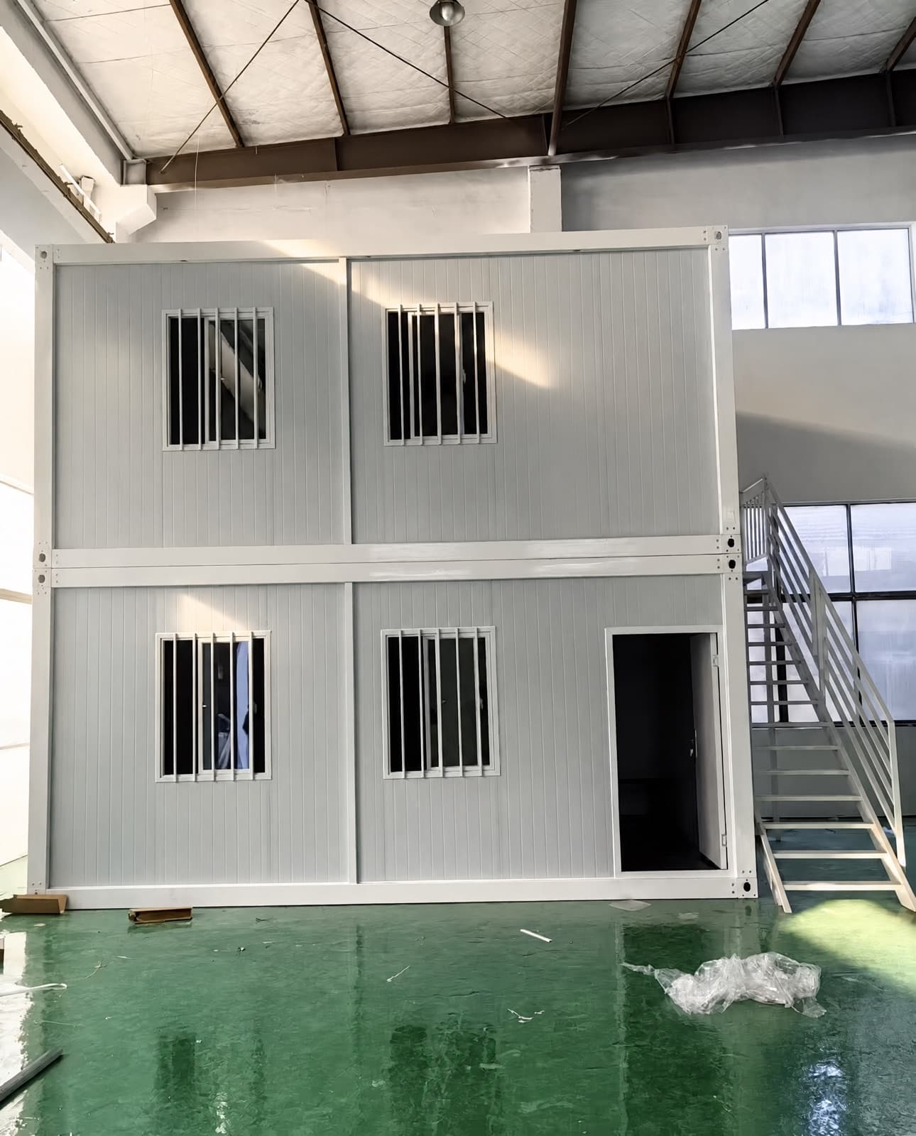 Nhà container hai tầng trong xưởng