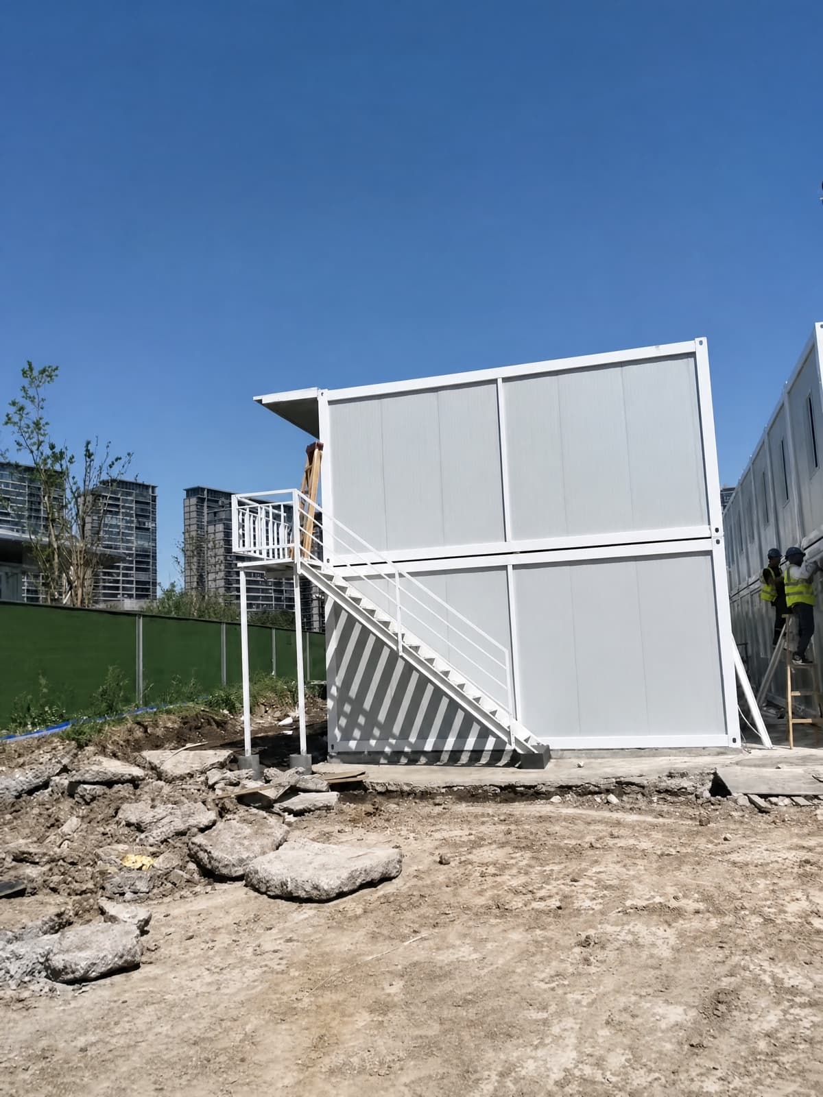 Nhà container hai tầng đang lắp dựng