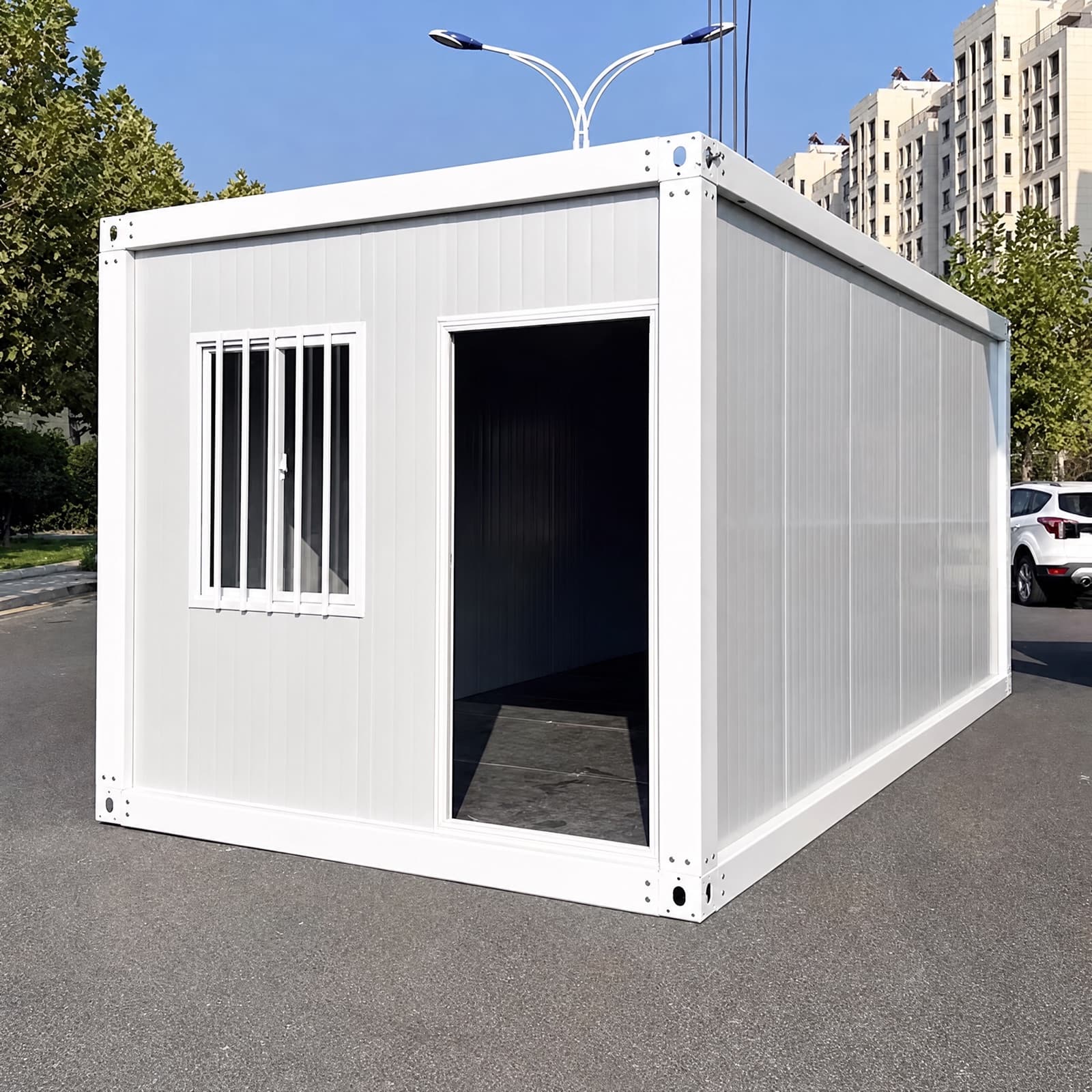 Nhà container lắp ghép — cửa mở, nhìn thấy không gian bên trong