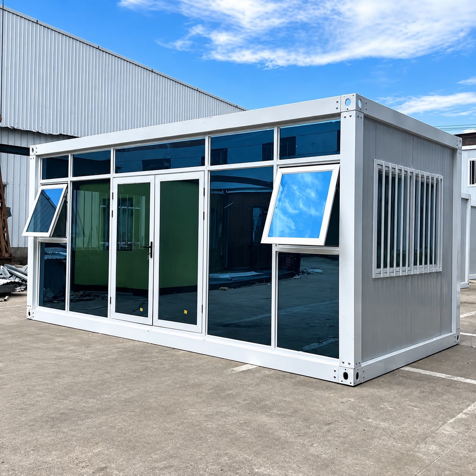 Container văn phòng kính — góc nhìn chéo