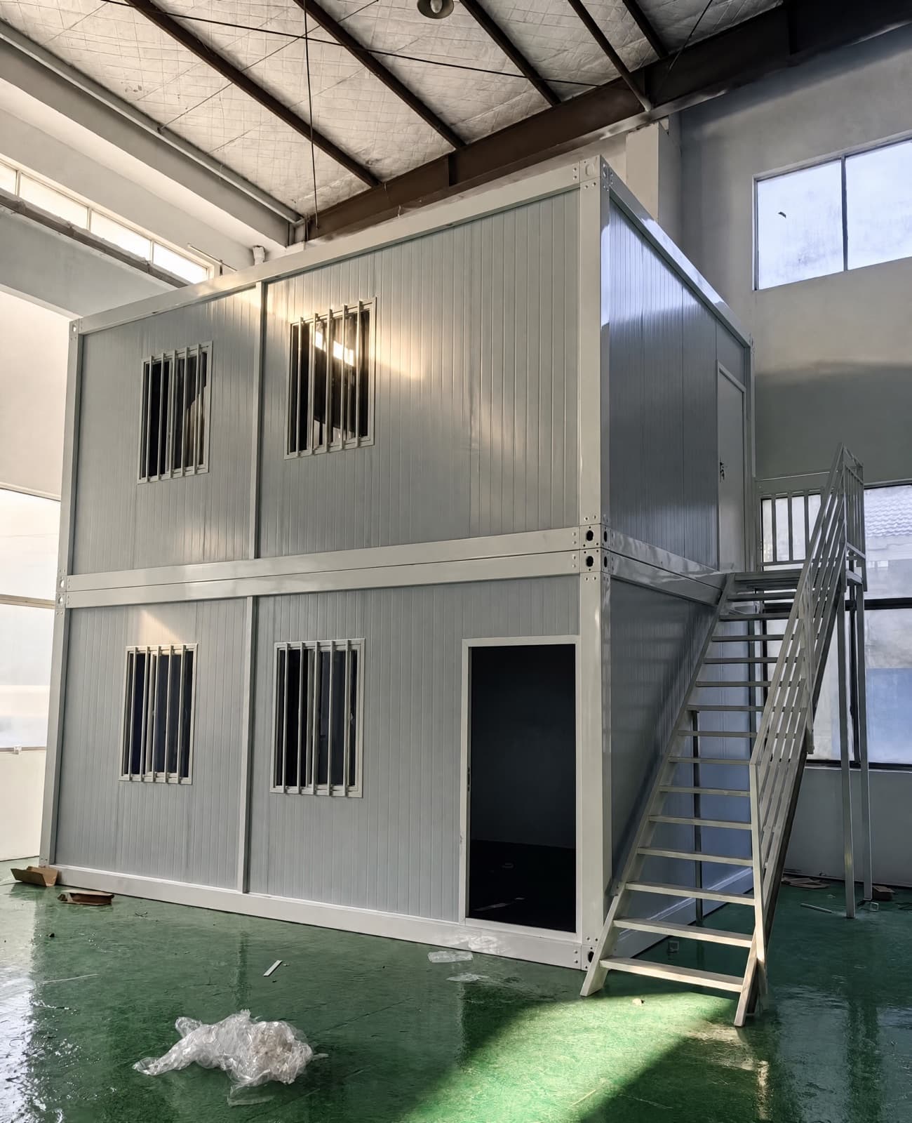 Container văn phòng hai tầng trong xưởng