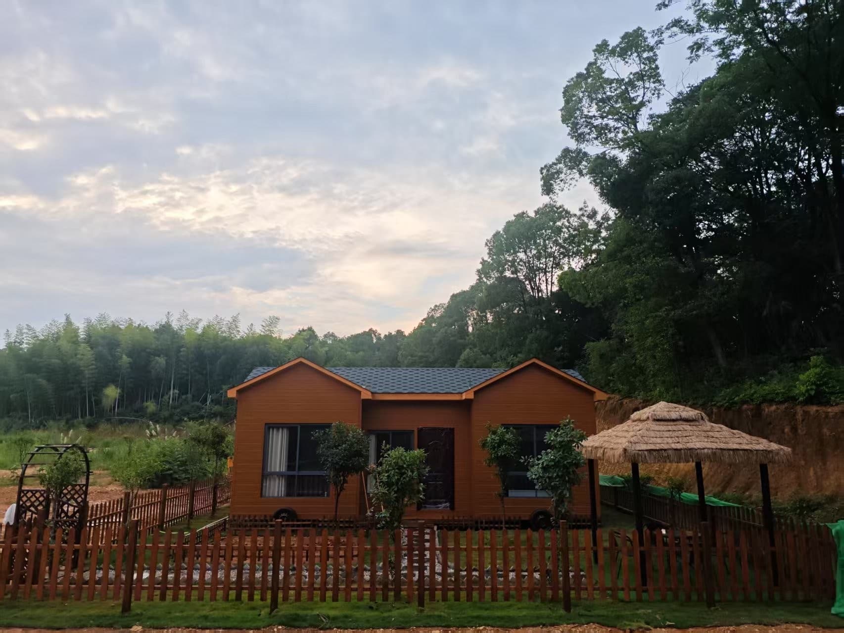 Nhà homestay ốp gỗ mái dốc, đặt trên sườn đồi