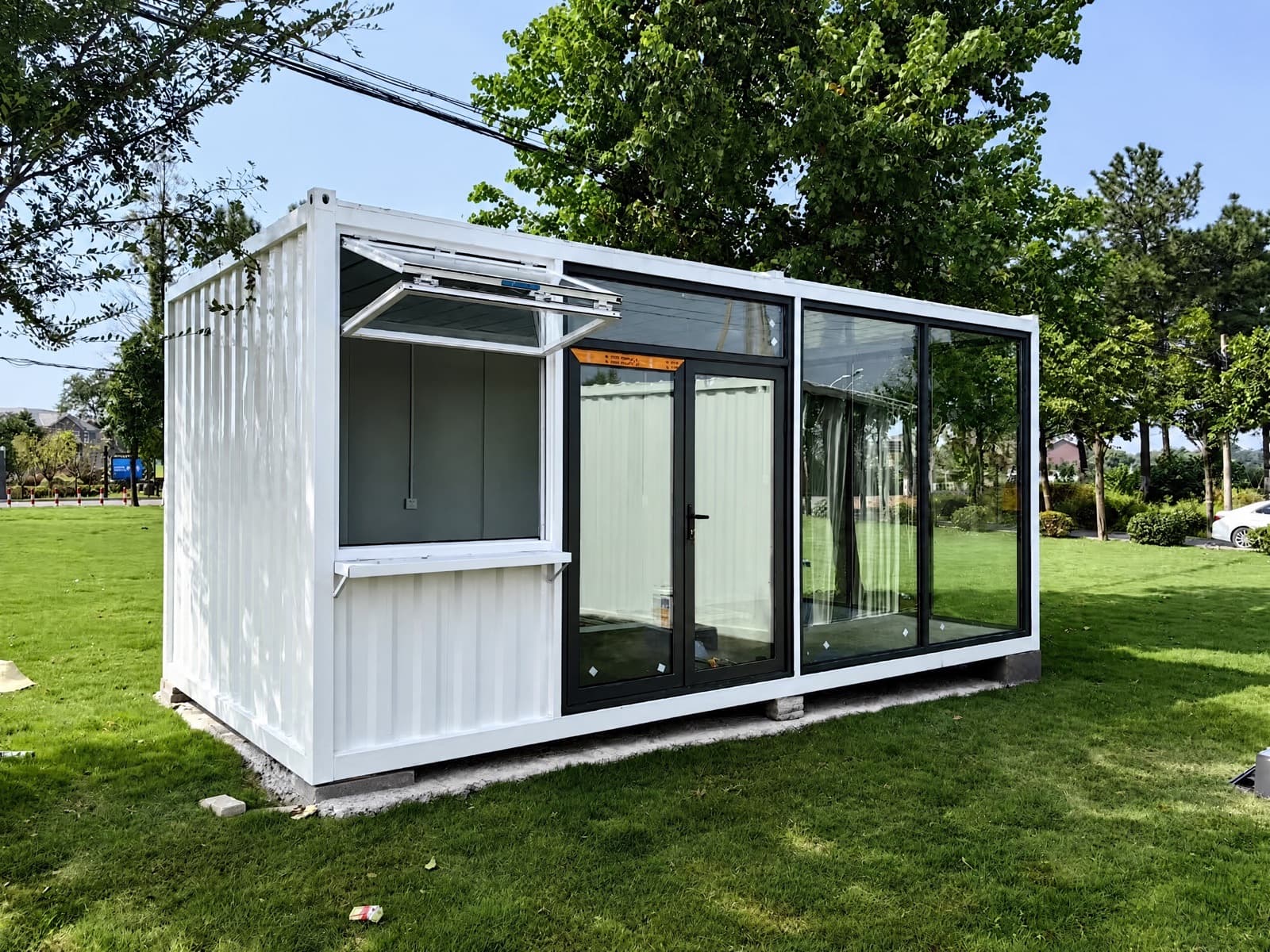 Container bán hàng mặt kính trên bãi cỏ