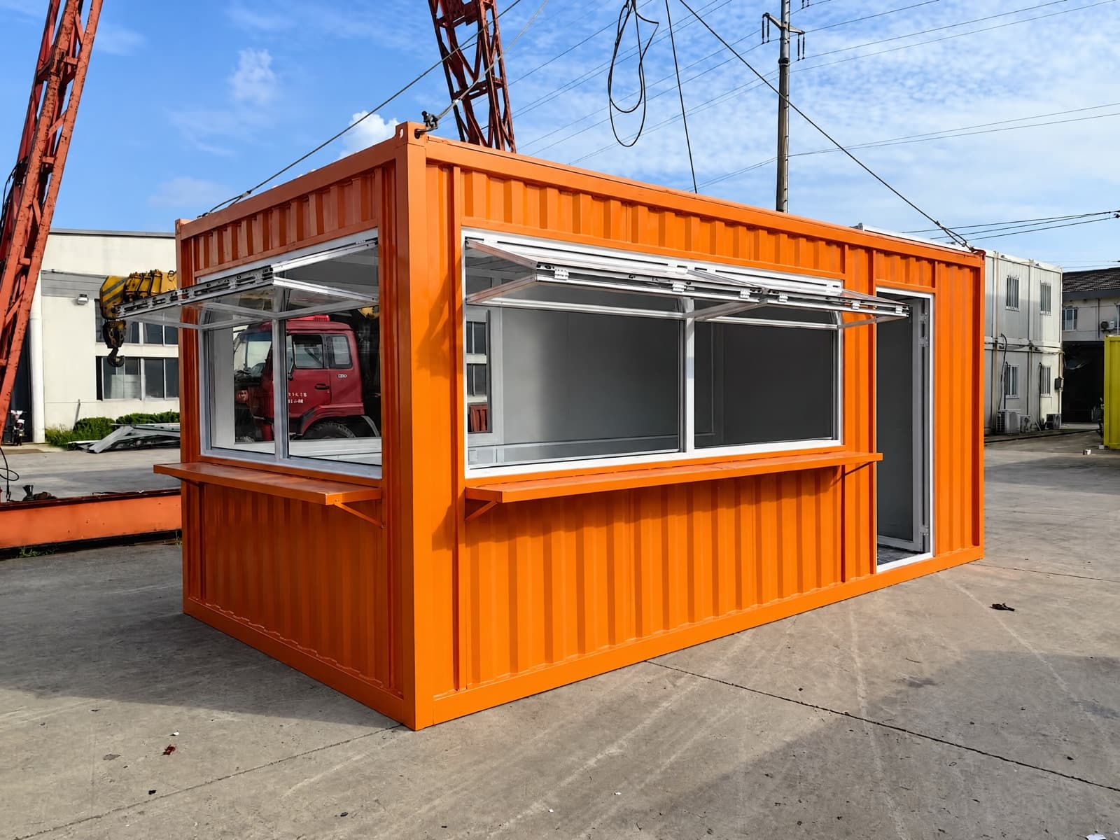 Container bán hàng màu cam có cửa sổ bán hàng
