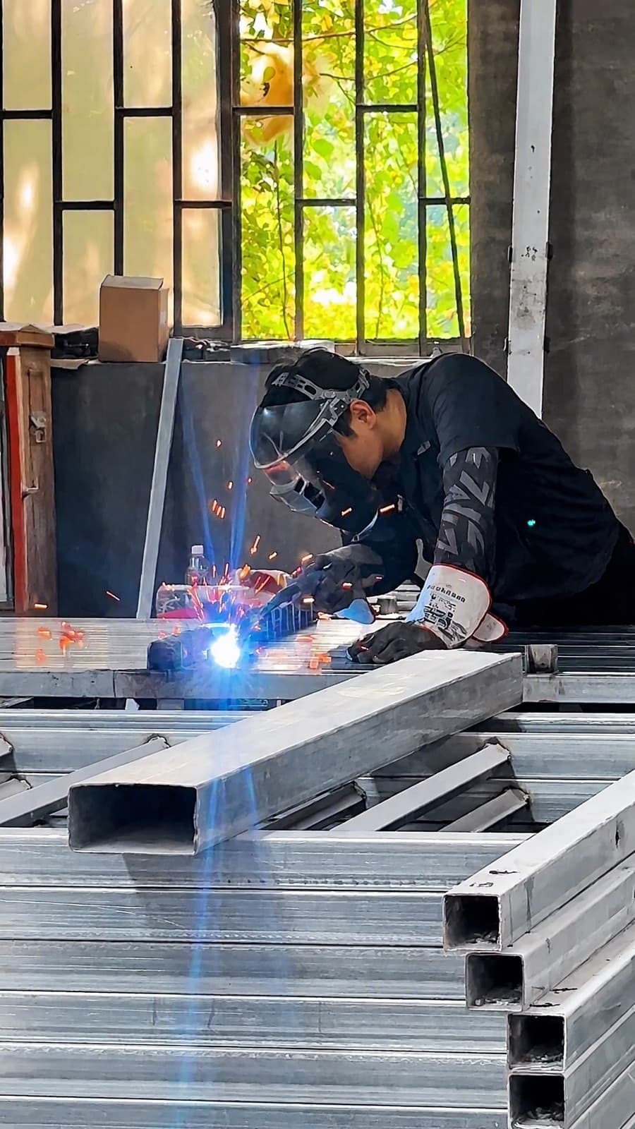 Hàn khung thép trong xưởng sản xuất nhà container