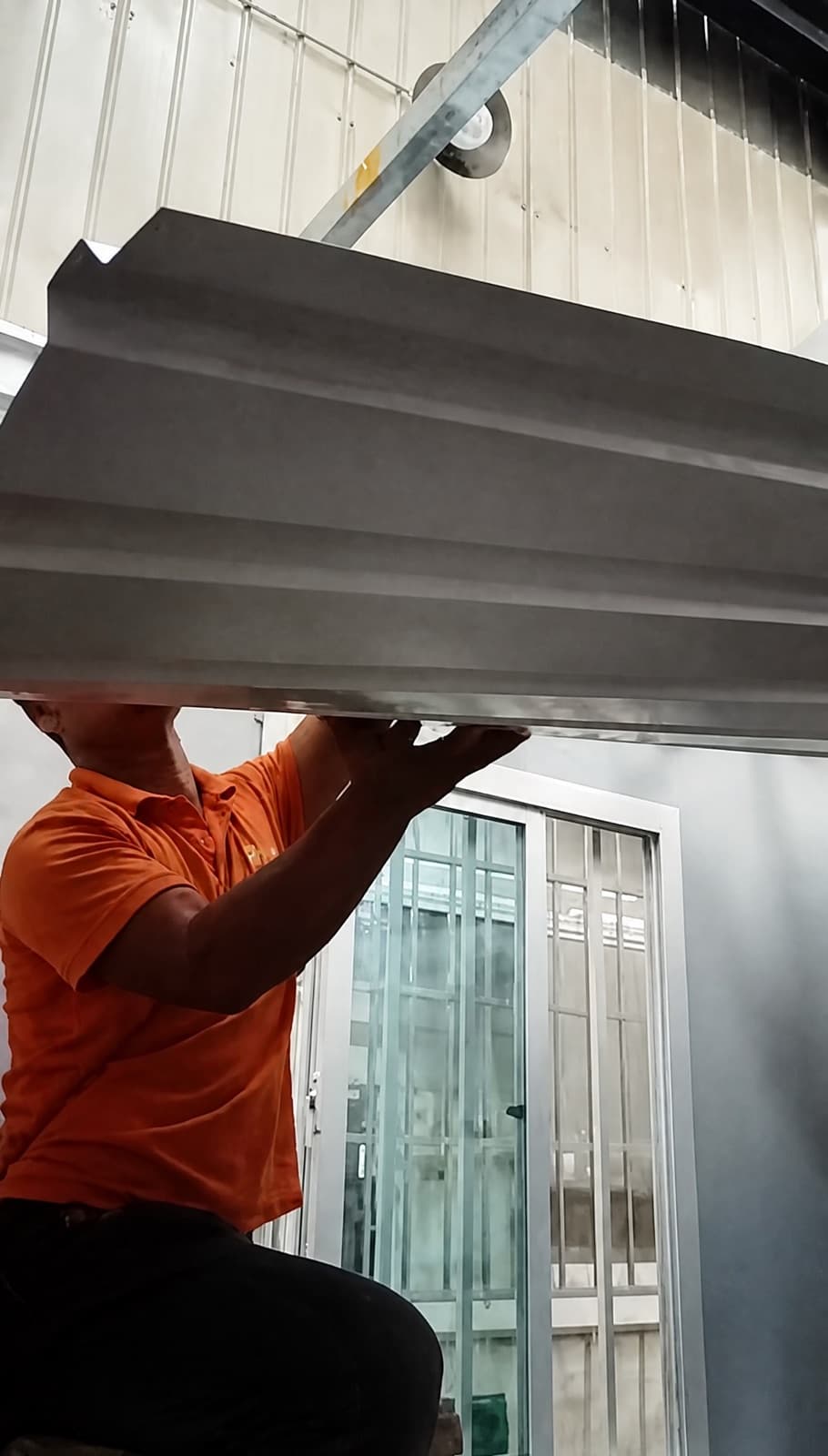 Lắp đặt trần bên trong nhà container