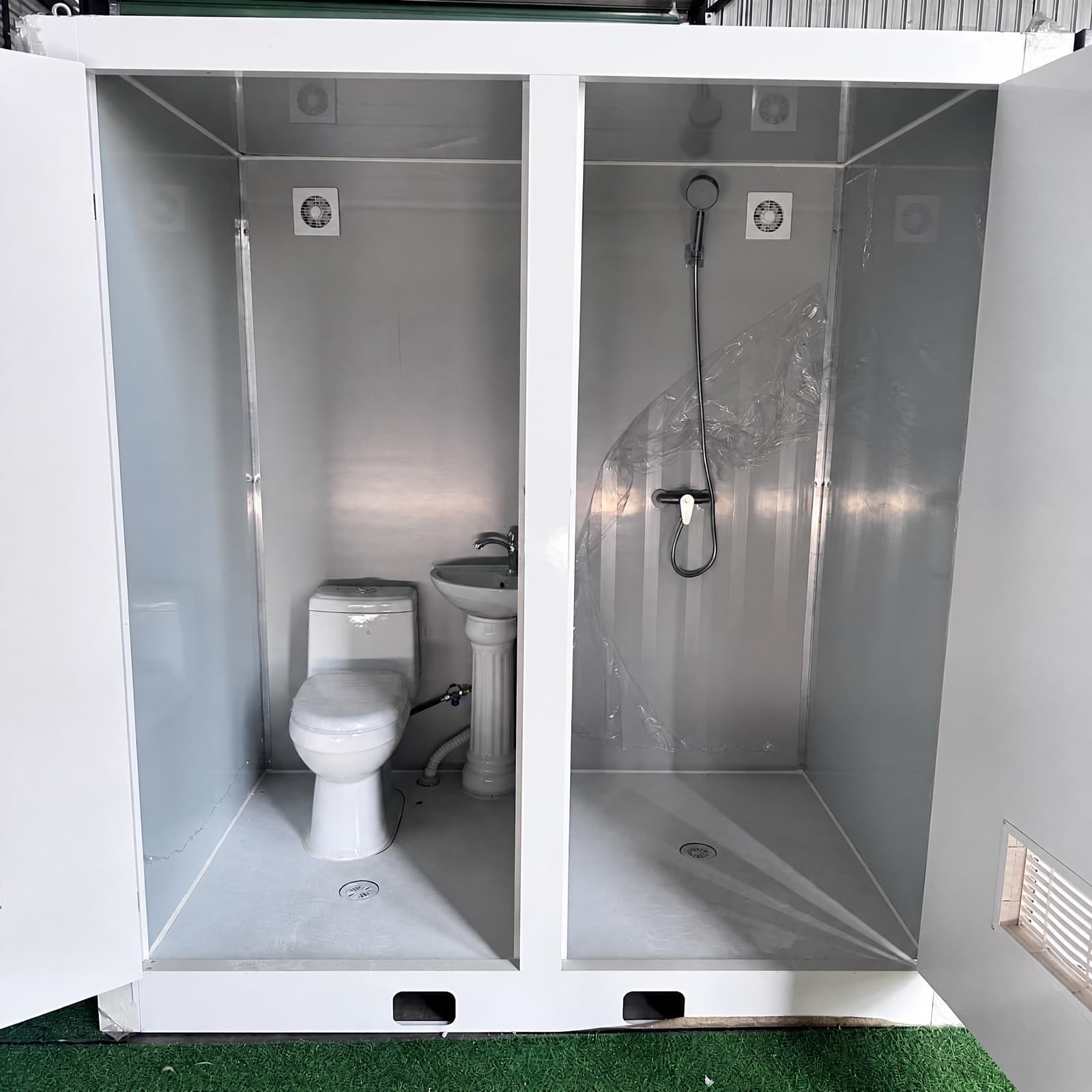 Nhà vệ sinh lắp ghép — bên trong có bồn cầu, lavabo và vòi sen
